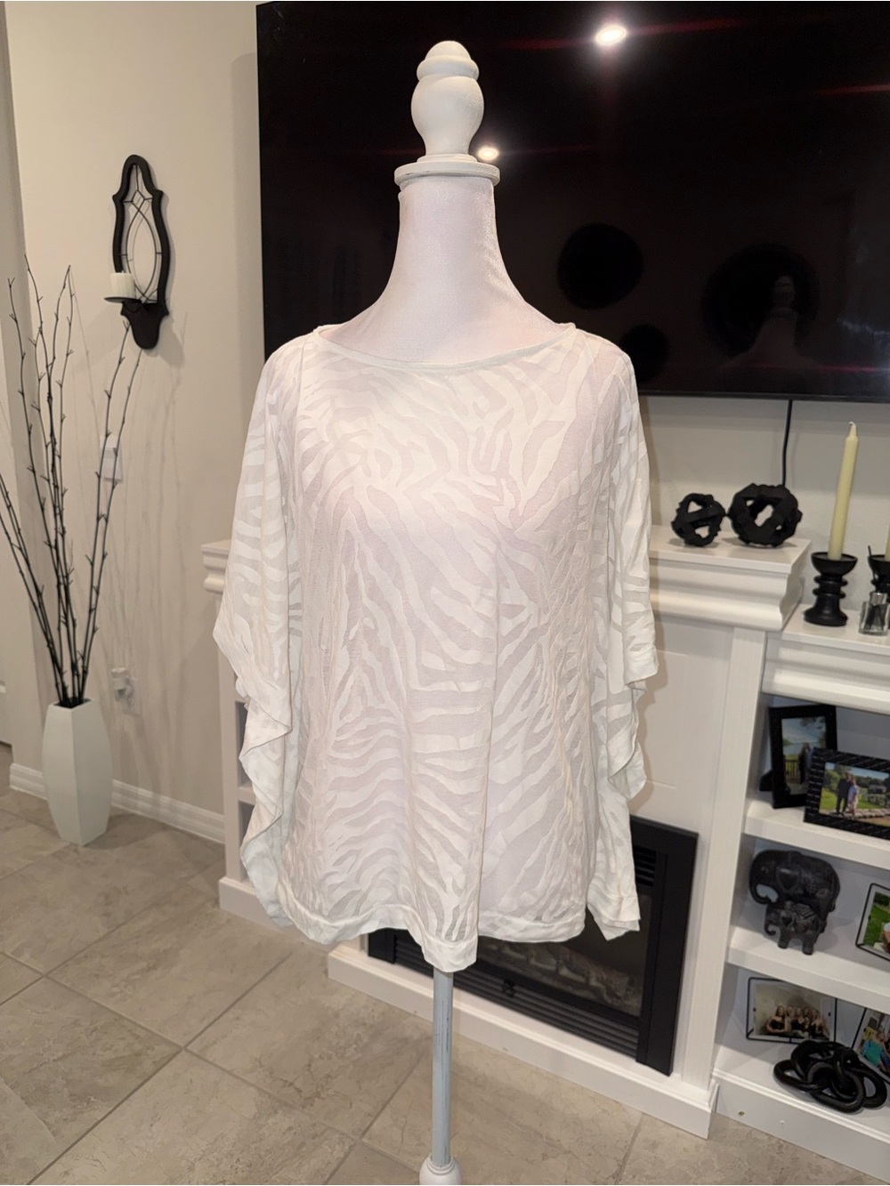 3 x 20$ White House Black Market White Sheer Zebra-Print Boatneck Tunic Size XS